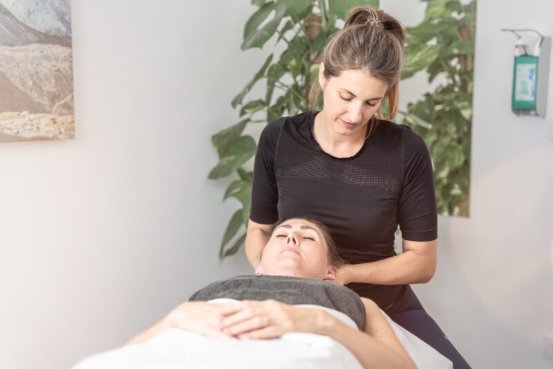 Therapeutin - Patient - Physiotherapeutische Behandlung - Craniale Therapie