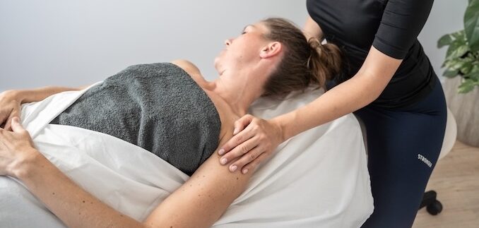Therapeutin - Patient - Physiotherapeutische Behandlung - Craniale Therapie