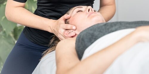 Therapeutin - Patient - Physiotherapeutische Behandlung - Craniale Therapie